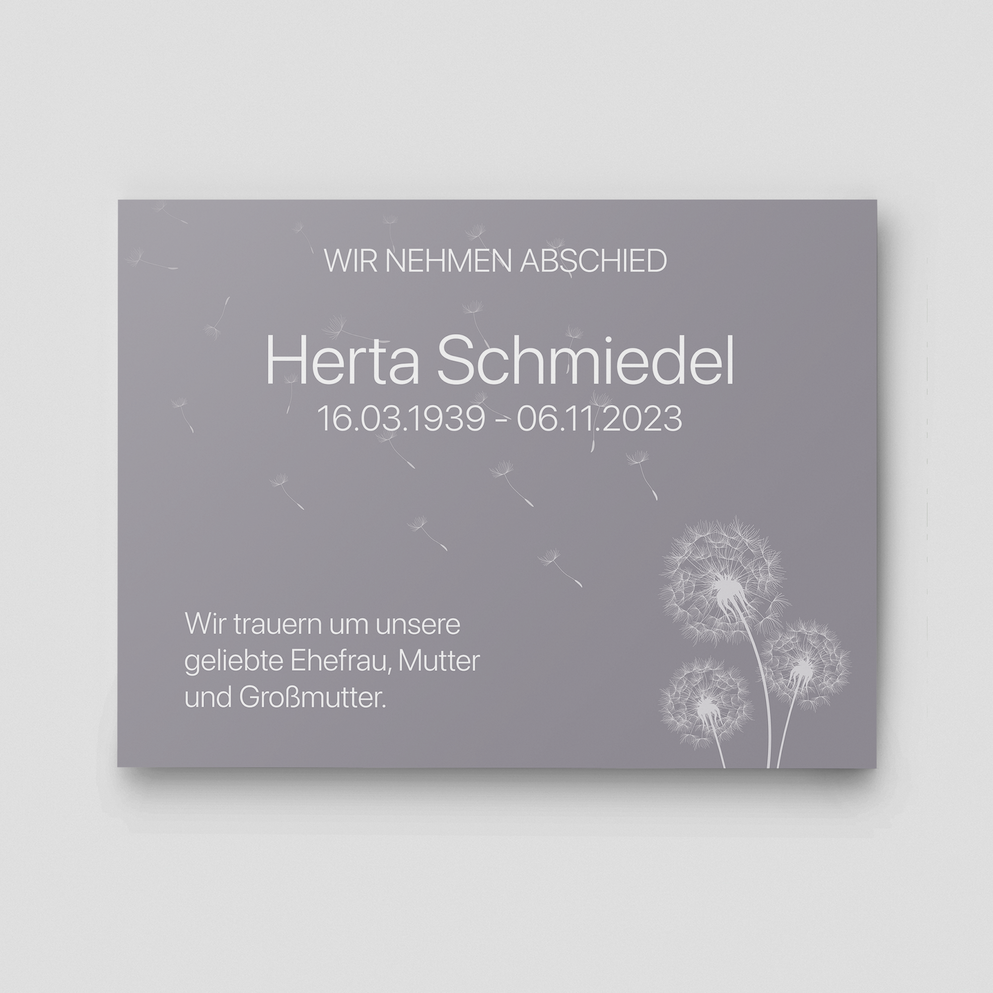 Trauerfeier Schild mit Löwenzahn Blume Design Flieder Farbe Querformat
